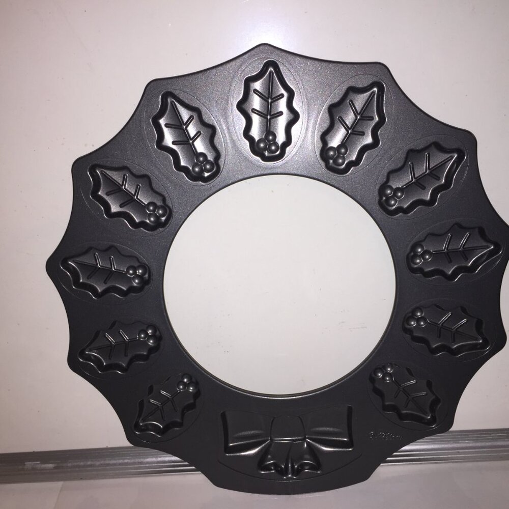 Wilton Christmas Holly Leaf Wreath Non Stick Cookie Pan
